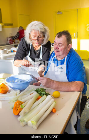 Krankenschwester hält ein Kochen und Ernährungserziehung Workshop für übergewichtige und Diabetiker, Limoges Krankenhaus, Frankreich. Stockfoto