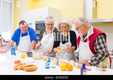 Krankenschwester hält ein Kochen und Ernährungserziehung Workshop für übergewichtige und Diabetiker, Limoges Krankenhaus, Frankreich. Stockfoto