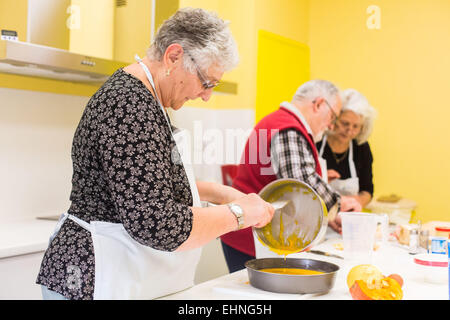 Krankenschwester hält ein Kochen und Ernährungserziehung Workshop für übergewichtige und Diabetiker, Limoges Krankenhaus, Frankreich. Stockfoto