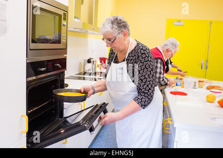 Krankenschwester hält ein Kochen und Ernährungserziehung Workshop für übergewichtige und Diabetiker, Limoges Krankenhaus, Frankreich. Stockfoto