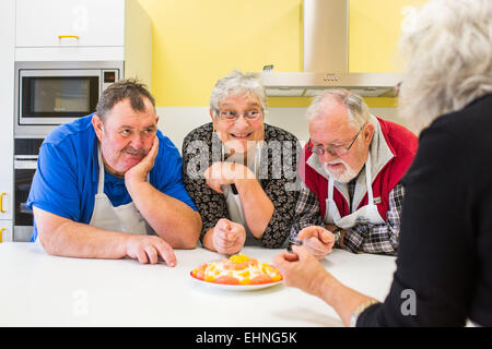 Krankenschwester hält ein Kochen und Ernährungserziehung Workshop für übergewichtige und Diabetiker, Limoges Krankenhaus, Frankreich. Stockfoto