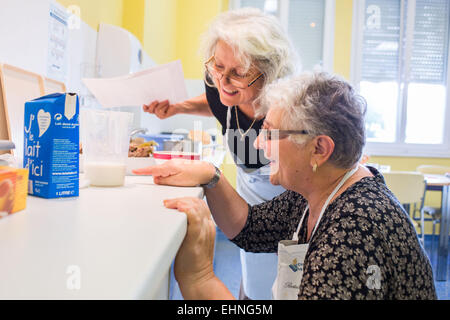 Krankenschwester hält ein Kochen und Ernährungserziehung Workshop für übergewichtige und Diabetiker, Limoges Krankenhaus, Frankreich. Stockfoto