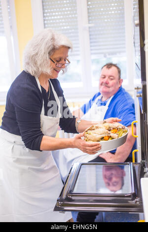 Krankenschwester hält ein Kochen und Ernährungserziehung Workshop für übergewichtige und Diabetiker, Limoges Krankenhaus, Frankreich. Stockfoto