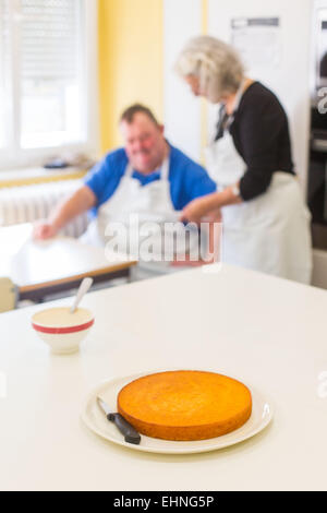 Krankenschwester hält ein Kochen und Ernährungserziehung Workshop für übergewichtige und Diabetiker, Limoges Krankenhaus, Frankreich. Stockfoto