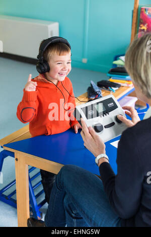 Medizinischer Check-up durchgeführt durch eine Kinderkrankenschwester MCW in Vorschule, Charente, Frankreich. Stockfoto