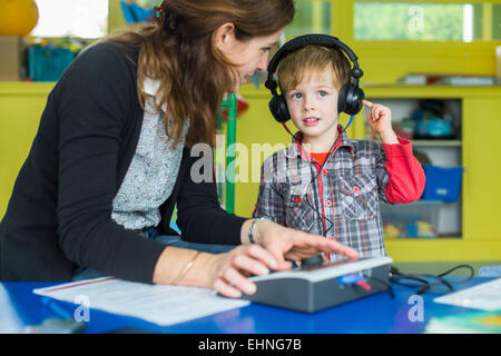 Medizinischer Check-up durchgeführt durch eine Kinderkrankenschwester MCW in Vorschule, Charente, Frankreich. Stockfoto