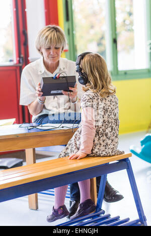 Medizinischer Check-up durchgeführt durch eine Kinderkrankenschwester MCW in Vorschule, Charente, Frankreich. Stockfoto