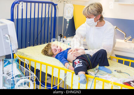 Kind durch eine Pmeumopathie im Krankenhaus in der pädiatrischen Abteilung des Krankenhauses von Angoulême, Frankreich, hier, Atemphysiotherapie Session. Stockfoto