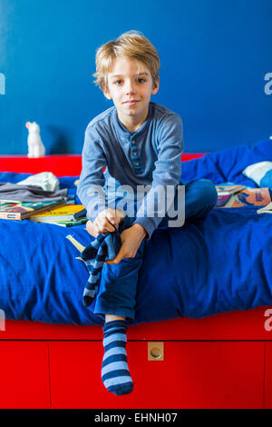 8 Jahre alter Junge tragen. Stockfoto