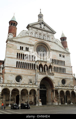 Die Fassade der Kathedrale von Cremona in Cremona, Italien. Die Kathedrale romanischen Fassade stammt aus dem 13. und 14. Jahrhundert. Stockfoto