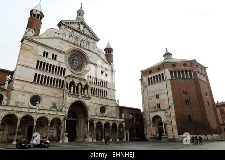 Die Fassade der Kathedrale von Cremona und achteckige Baptisterium in Cremona, Italien. Stockfoto