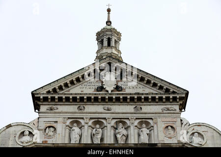 Skulpturen der vier Apostel an der Fassade der Kathedrale von Cremona in Cremona, Italien. Stockfoto