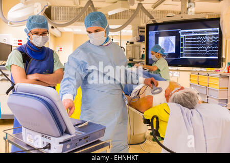 Installation von automatischen implantierbaren Defibrillator, hier Steuern Tests nach der Operation, Hopital Limoges, Frankreich. Stockfoto