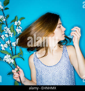 Frau mit einem Aerosol-Inhalator, der Bronchodilatator zur Behandlung von Asthma, den Inhalator enthält weitet Lunge Atemwege um die Atmung zu verbessern. Stockfoto