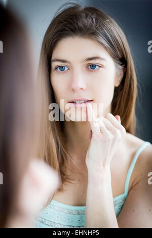 Frau mit Finger auf die Lippen. Stockfoto