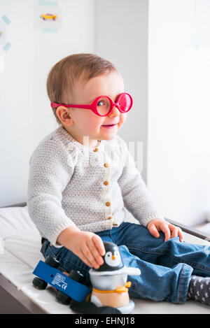 Ophthalmologische Examinination eines 18 Monate alten Baby-jungen. Stockfoto