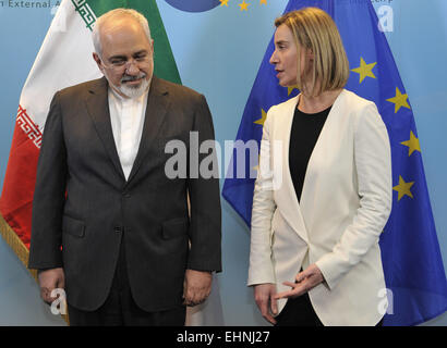 Brüssel, Belgien. 16. März 2015. Hohe Vertreterin der Union für Außen- und Security Policy Federica Mogherini (R) trifft sich mit Irans Außenminister Mohammad Javad Zarif in Brüssel, 16. März 2015. Bildnachweis: Ye Pingfan/Xinhua/Alamy Live-Nachrichten Stockfoto