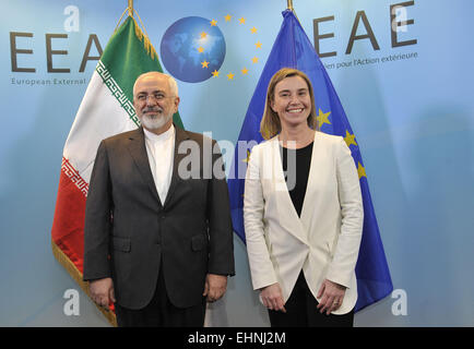 Brüssel, Belgien. 16. März 2015. Hohe Vertreterin der Union für Außen- und Security Policy Federica Mogherini (R) trifft sich mit Irans Außenminister Mohammad Javad Zarif in Brüssel, 16. März 2015. Bildnachweis: Ye Pingfan/Xinhua/Alamy Live-Nachrichten Stockfoto