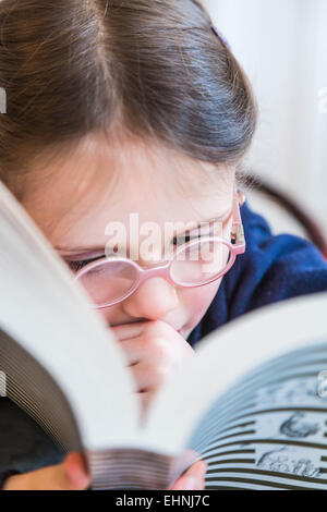 5 Jahre altes Mädchen lesen. Stockfoto