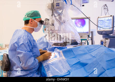 Katarakt-Operation, Installation von intraokulare Implantat, Krankenhaus in Bordeaux, Frankreich. Stockfoto