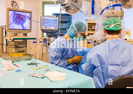 Katarakt-Chirurgie-Femtosekunden-Laser, hier, die zweite Phase der Intervention, Installation von der intraokulare Implantat, Bordeaux Krankenhaus, Frankreich. Stockfoto