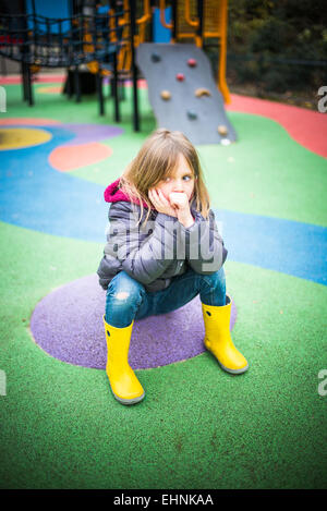 5 Jahre altes Mädchen auf einem Spielplatz. Stockfoto
