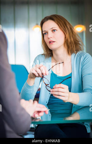 Arzt mit einer Patientin zu diskutieren. Stockfoto