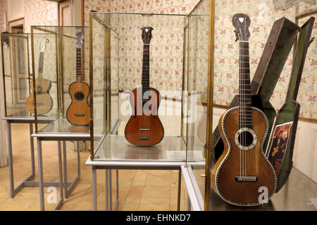 Gitarren auf dem Display in Cremona, Italien. Die Stadt ist bekannt für die Herstellung von Saiteninstrumenten. Stockfoto