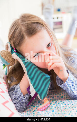 5 Jahre altes Mädchen saugen ihre Daumen. Stockfoto