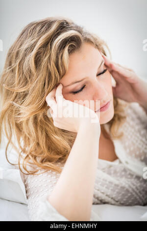 Frau, die unter Kopfschmerzen leiden. Stockfoto