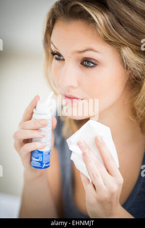 Frau mit einem sterilen Meerwasser spray. Stockfoto