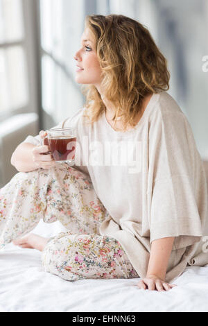 Frau trinken Heißgetränk. Stockfoto
