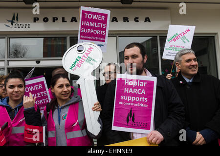 London, UK. 16. März 2015. Demonstranten und Unterstützer von "Homes for Britain" protest außerhalb Pappel Harca in Tower Hamlets, Ostlondon und ihren Marsch nach Westminster im Zentrum von London zu einer Gehäuse-Kundgebung Morgen beginnen. Die Veranstaltung fordert ein Ende der Krise im Wohnungsbau innerhalb einer Generation und private Bauherren, Obdachlose Campagners, Sozialwohnungen Anbieter und private Vermieter zusammenbringen soll. Bildnachweis: EL Bilder/Alamy Live News Stockfoto