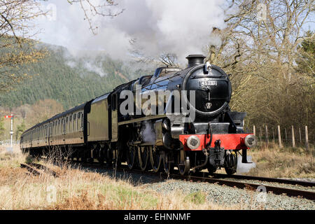 Verlassen Sie den Bahnhof für Corwen während der Frühlings-Gala der Llangollen Railway Dampflok. Stockfoto