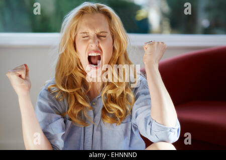 Frau schreiend Stockfoto