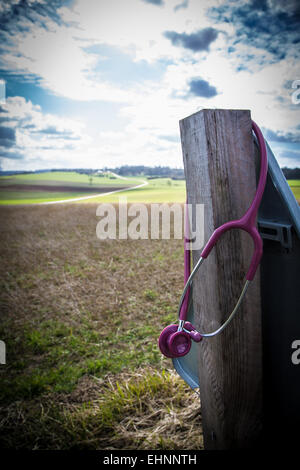 Stethoskop und Landschaft. Stockfoto
