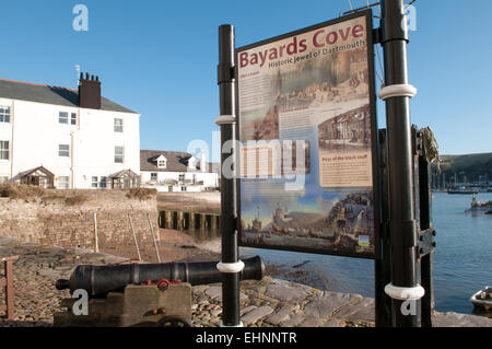 Historische, wunderschöne Bayards Cove in Dartmouth, Devon, Großbritannien mit denkmalgeschützten Gebäuden, Kopfsteinpflaster am Kai, Booten auf dem Fluss Dart, blauer Himmel Stockfoto