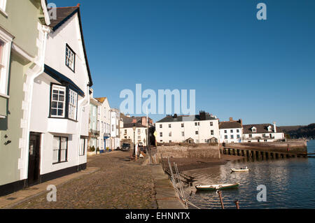 Historische, wunderschöne Bayards Cove in Dartmouth, Devon, Großbritannien mit denkmalgeschützten Gebäuden, Kopfsteinpflaster am Kai, Booten auf dem Fluss Dart, blauer Himmel Stockfoto