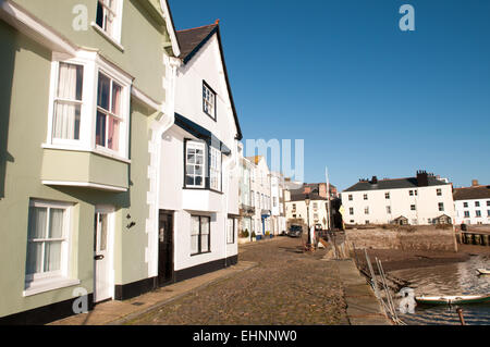 Historische, wunderschöne Bayards Cove in Dartmouth, Devon, Großbritannien mit denkmalgeschützten Gebäuden, Kopfsteinpflaster am Kai, Booten auf dem Fluss Dart, blauer Himmel Stockfoto