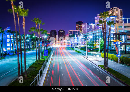 Langzeitbelichtung des Verkehrs auf Shoreline Drive in der Nacht, in Long Beach, Kalifornien. Stockfoto