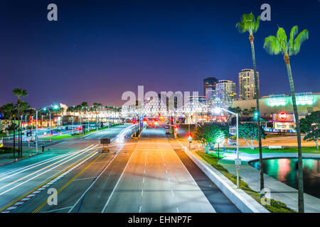 Langzeitbelichtung des Verkehrs auf Shoreline Drive in der Nacht, in Long Beach, Kalifornien. Stockfoto