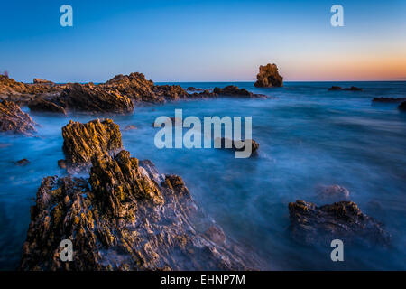 Langzeitbelichtung von Wasser und Felsen in der Dämmerung, bei kleinen Corona Beach in Corona del Mar, Kalifornien. Stockfoto