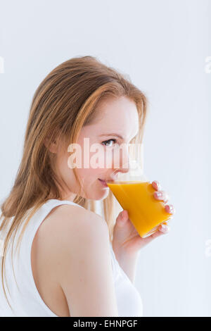 Frau trinken Fruchtsaft. Stockfoto