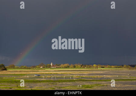 Regenbogen über Chichester Hafen bei Ebbe, Langstone, in der Nähe von Hayling Island, Hampshire, England, UK Stockfoto