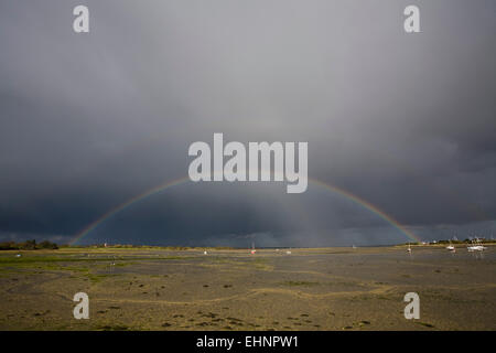 Regenbogen über Chichester Hafen bei Ebbe, Langstone, in der Nähe von Hayling Island, Hampshire, England, UK Stockfoto