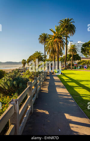 Pfad im Palisades Park in Santa Monica, Kalifornien. Stockfoto