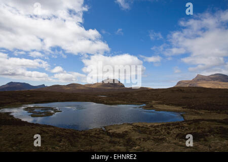 Blick auf Cul Mor und Cul Beag aus A835 (Straße nach Knockan Crag), Highlands, Schottland Stockfoto