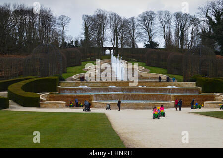 Blick auf die große Kaskade in Alnwick Garden, Northumberland Stockfoto