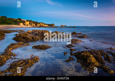 Felsen und Gezeiten-Pools in der Dämmerung, bei kleinen Corona Beach in Corona del Mar, Kalifornien. Stockfoto