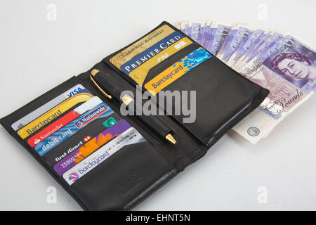 Schwarze Geldbörse mit Kreditkarten Visa und American express-151141 Credit Karten Stockfoto